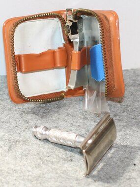 Vintage 1972 Gillette Spiral Travel Tech Double Edge Safety Razor with Case